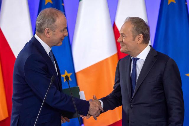 Irland's Prime Minister Micheal Martin (L) and Poland's Prime Minister Donald Tusk shake hands after a joint press conference in the government building in Warsaw, Poland, on March 31, 2026. (Photo by Wojtek RADWANSKI / AFP)