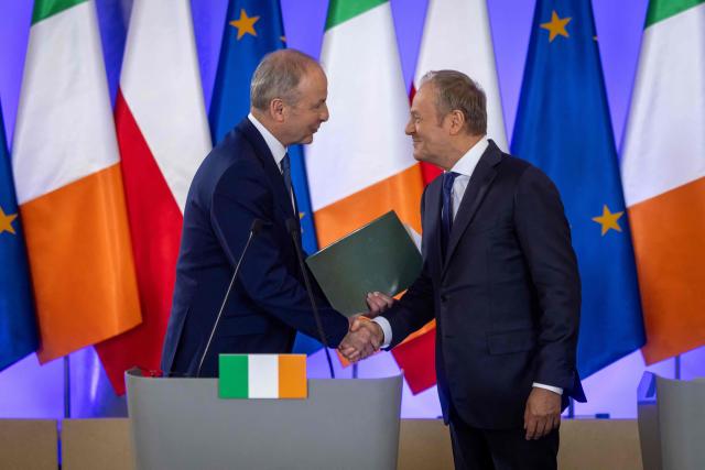 Irland's Prime Minister Micheal Martin (L) and Poland's Prime Minister Donald Tusk shake hands after a joint press conference in the government building in Warsaw, Poland, on March 31, 2026. (Photo by Wojtek RADWANSKI / AFP)