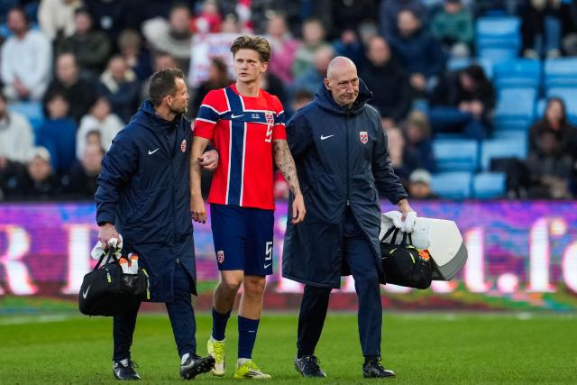 Norway's defender #05 David Moller Wolfe receives medical attention during a friendly football match between Norway and Swirtzerland in Oslo, Norway, on March 31, 2026. (Photo by Fredrik Varfjell / NTB / AFP) / Norway OUT