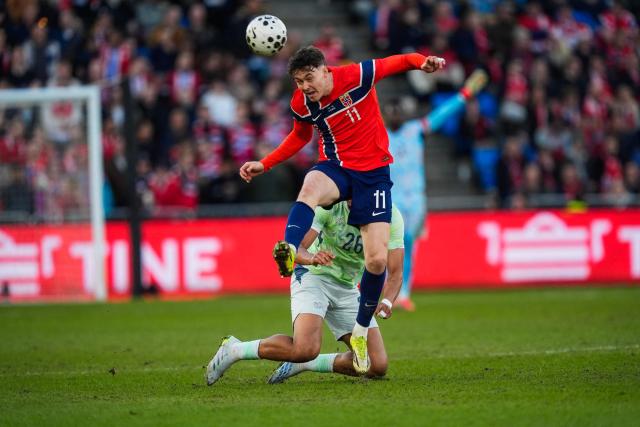 Norway's forward #11 Jorgen Strand Larsen and Switzerland's defender #26 Aurele Amenda vie for the ball during a friendly football match between Norway and Swirtzerland in Oslo, Norway, on March 31, 2026. (Photo by Terje Pedersen / NTB / AFP) / Norway OUT