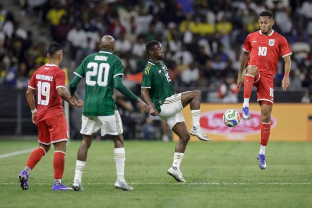 Panama's forward #10 Ismael Diaz fights for the ball with South Africa's forward #15 Bongokuhle Hlongwane during the friendly international football match between South Africa and Panama at the Cape Town Stadium in Cape Town on March 31, 2026. (Photo by GIANLUIGI GUERCIA / AFP)