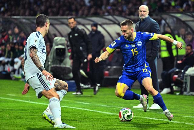 Italy's defender #23 Gianluca Mancini (L) fights for tHe ball with Bosnia-Herzegovina's midfielder #15 Amar Memic during the FIFA World Cup 2026 European qualification final football match between Bosnia-Herzegovina and Italy at the Bilino-Polje stadium in Zenica on March 31, 2026. (Photo by Elvis BARUKCIC / AFP)