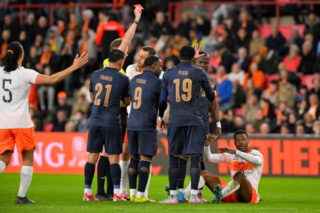 German referee Sascha Stegemann (C) shows Netherlands' defender #22 Denzel Dumfries (R) a red card during the friendly international football match between the Netherlands and Ecuador at the PSV Stadium in Eindhoven on March 31, 2026. (Photo by JOHN THYS / AFP)