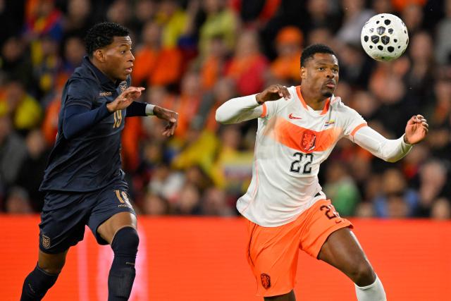 Netherlands' defender #22 Denzel Dumfries (R) controls the ball during the friendly international football match between the Netherlands and Ecuador at the PSV Stadium in Eindhoven on March 31, 2026. (Photo by JOHN THYS / AFP)