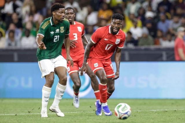 Panama's forward #17 Jose Fajardo reacts as he eyes the ball next to South Africa's defender #21 Ime Okon during the friendly international football match between South Africa and Panama at the Cape Town Stadium in Cape Town on March 31, 2026. (Photo by GIANLUIGI GUERCIA / AFP)