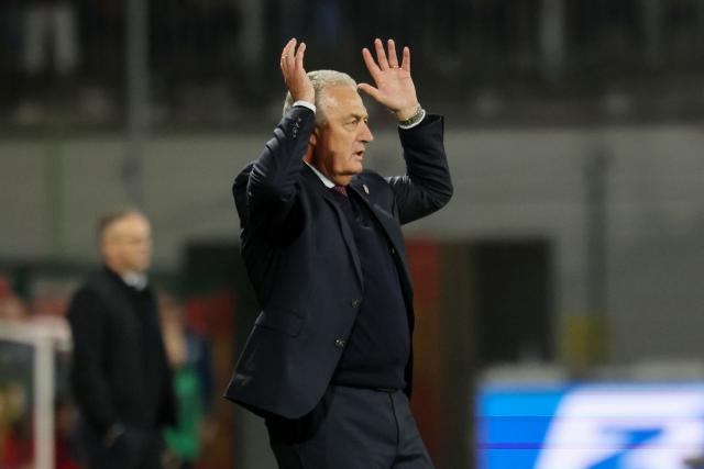 Paraguay's Argentinian head coach Gustavo Alfaro gives instructions to his player during the friendly football match between Morocco and Paraguay at the Stade Bollaert-Delelis in Lens, northern France on March 31, 2026. (Photo by Francois LO PRESTI / AFP)