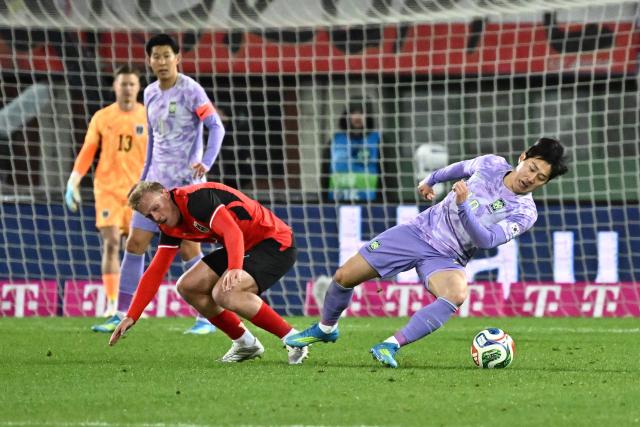 Austria's midfielder #04 Xaver Schlager (L) and South Korea's midfielder #19 Lee Kang-in (R) vie for the ball during a friendly football match between Austria and South Korea in Vienna, Austria, on March 31, 2026. (Photo by Joe Klamar / AFP)