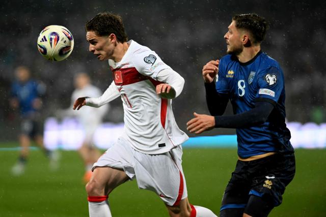 Turkey's forward #11 Kenan Yildiz (L) and Kosovo's midfielder #08 Florent Muslija fight for the ball during the FIFA World Cup 2026 European qualification final football match between Kosovo and Turkey at the Fadil Vokrri stadium in Pristina on March 31, 2026. (Photo by Armend NIMANI / AFP)