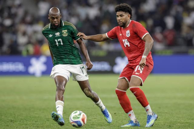 South Africa's forward #17 Evidence Makgopa fights for the ball with Panama's midfielder #14 Carlos Harvey during the friendly international football match between South Africa and Panama at the Cape Town Stadium in Cape Town on March 31, 2026. (Photo by GIANLUIGI GUERCIA / AFP)