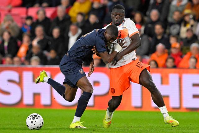 Ecuador's Defender #04 Joel Ordonez (L) fights for the ball with Netherlands' forward #19 Brian Brobbey (R) during the friendly international football match between the Netherlands and Ecuador at the PSV Stadium in Eindhoven on March 31, 2026. (Photo by JOHN THYS / AFP)