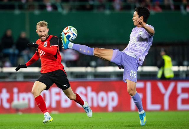Austria's midfielder #20 Konrad Laimer (L) and South Korea's defender #22 Seol Young-woo  vie for the ball during a friendly football match between Austria and South Korea in Vienna, Austria, on March 31, 2026. (Photo by GEORG HOCHMUTH / APA / AFP) / Austria OUT