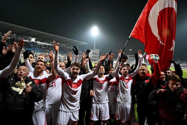 Turkey's players celebrate after winning at the end of the FIFA World Cup 2026 European qualification final football match between Kosovo and Turkey at the Fadil Vokrri stadium in Pristina on March 31, 2026. (Photo by Armend NIMANI / AFP)