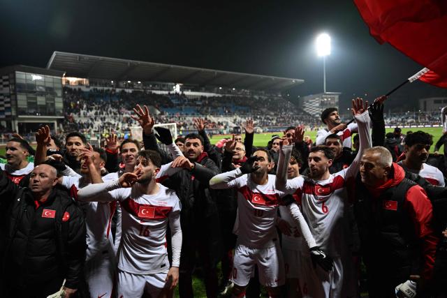 TOPSHOT - Turkey's players celebrate after winning at the end of the FIFA World Cup 2026 European qualification final football match between Kosovo and Turkey at the Fadil Vokrri stadium in Pristina on March 31, 2026. (Photo by Armend NIMANI / AFP)