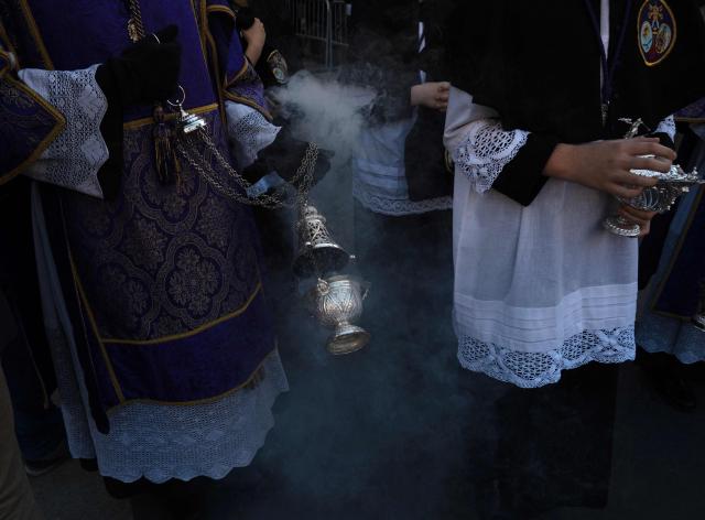Penitents of the 'Los Estudiantes' brotherhood take part in a procession during Holy Week in Seville, Spain, on March 31 2026. Spain's colourful Holy Week celebrations started this week, featuring centuries-old processions of the faithful carrying flower-covered floats topped with statues of Christ or the Virgin Mary that draw huge crowds. Organised by various religious brotherhoods, or "confradias", the parades are held across the country in the week leading up to Easter Sunday, which this year in the Roman Catholic Church falls on April 5, 2026. (Photo by Cristina Quicler / AFP)