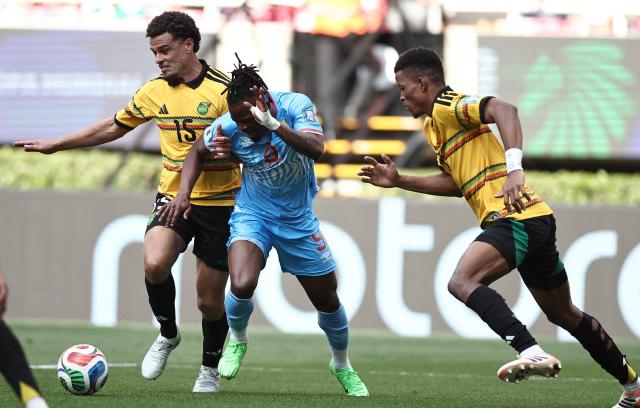 DR Congo's midfielder #09 Brian Cipenga (C) fights for the ball with Jamaica's defender #15 Joel Latibeaudiere and defender #06 Richard King during the 2026 FIFA World Cup qualifiers final playoff football match between the Democratic Republic of the Congo and Jamaica at the Akron Stadium in Zapopan, Jalisco state, Mexico, on March 31, 2026. (Photo by Ulises Ruiz / AFP)