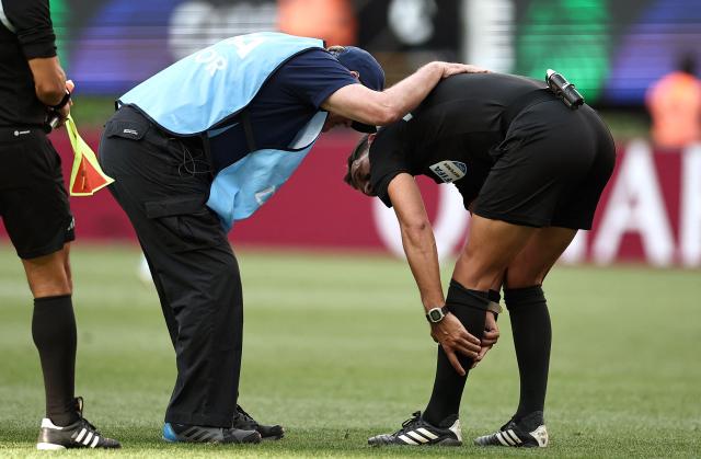 Argentine referee Facundo Tello (R) complains of pain in his leg during the 2026 FIFA World Cup qualifiers final playoff football match between the Democratic Republic of the Congo and Jamaica at the Akron Stadium in Zapopan, Jalisco state, Mexico, on March 31, 2026. (Photo by Ulises Ruiz / AFP)