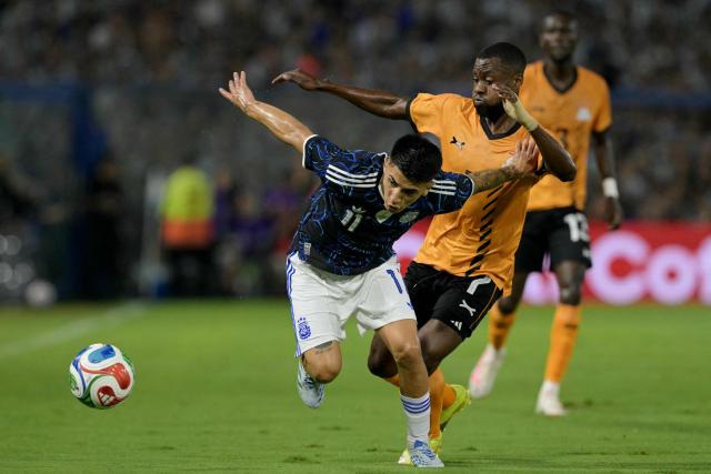 Argentina's midfielder #11 Thiago Almada and Zambia's forward #07 Albert Kangwanda fight for the ball during a friendly football match between Argentina and Zambia at La Bombonera stadium in Buenos Aires on March 31, 2026. (Photo by JUAN MABROMATA / AFP)