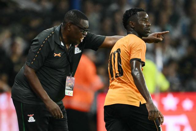 Zambia's head coach Moses Sichone gives instructions to forward #10 Fashion Sakala during a friendly football match between Argentina and Zambia at La Bombonera stadium in Buenos Aires on March 31, 2026. (Photo by Luis ROBAYO / AFP)