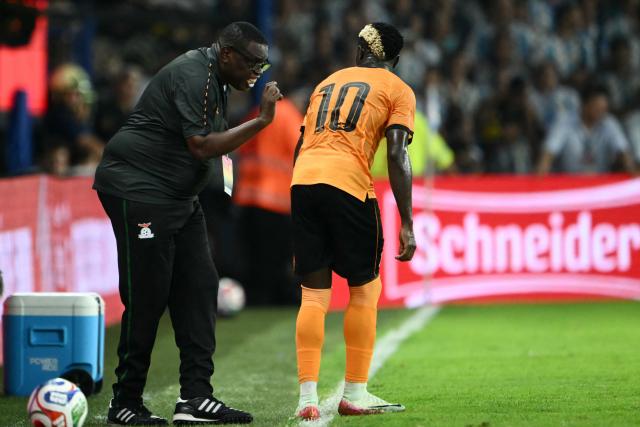 Zambia's head coach Moses Sichone gives instructions to forward #10 Fashion Sakala during a friendly football match between Argentina and Zambia at La Bombonera stadium in Buenos Aires on March 31, 2026. (Photo by Luis ROBAYO / AFP)
