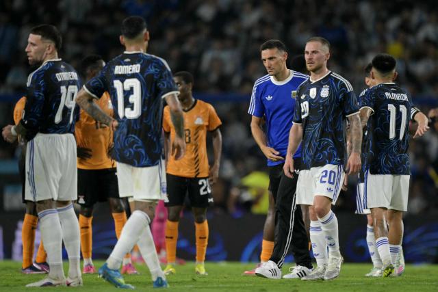 Argentina's head coach Lionel Scaloni and his players leave at the end of the first half during the 2026 FIFA World Cup qualifiers final playoff football match between the Democratic Republic of the Congo and Jamaica at the Akron Stadium in Zapopan, Jalisco state, Mexico, on March 31, 2026. (Photo by JUAN MABROMATA / AFP)