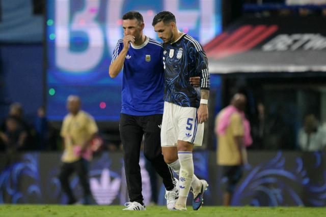 Argentina's head coach Lionel Scaloni talks to midfielder #05 Leandro Paredes during a friendly football match between Argentina and Zambia at La Bombonera stadium in Buenos Aires on March 31, 2026. (Photo by JUAN MABROMATA / AFP)
