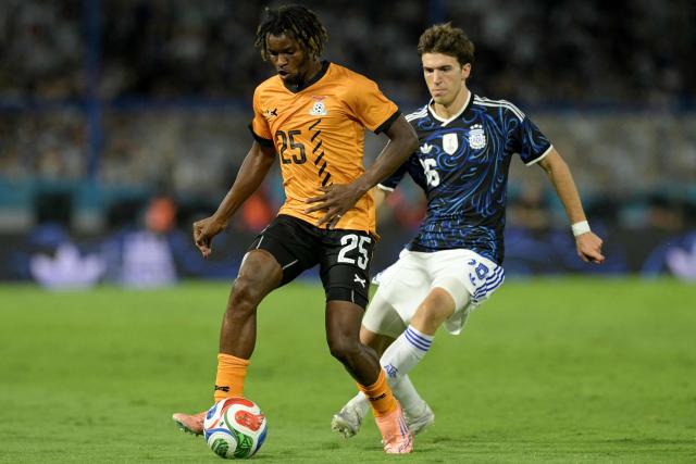Zambia's midfielder #25 Owen Tembo and Argentina's midfielder #16 Maximo Perrone fight for the ball during a friendly football match between Argentina and Zambia at La Bombonera stadium in Buenos Aires on March 31, 2026. (Photo by JUAN MABROMATA / AFP)