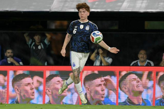Argentina's defender #06 Valentin Barco controls the ball during a friendly football match between Argentina and Zambia at La Bombonera stadium in Buenos Aires on March 31, 2026. (Photo by JUAN MABROMATA / AFP)