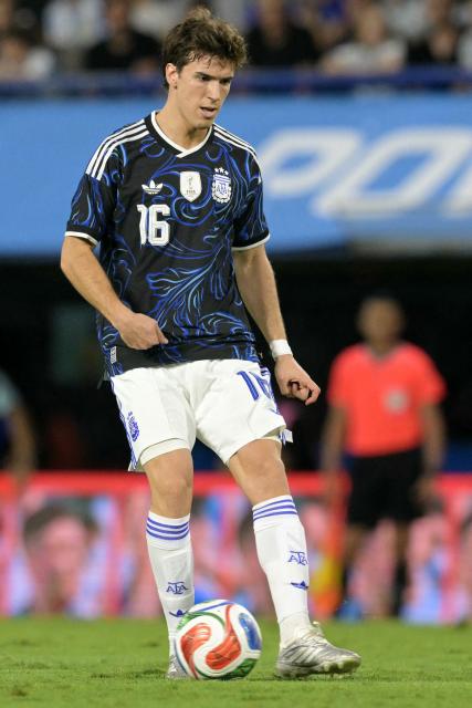 Argentina's midfielder #16 Maximo Perrone controls the ball during a friendly football match between Argentina and Zambia at La Bombonera stadium in Buenos Aires on March 31, 2026. (Photo by JUAN MABROMATA / AFP)