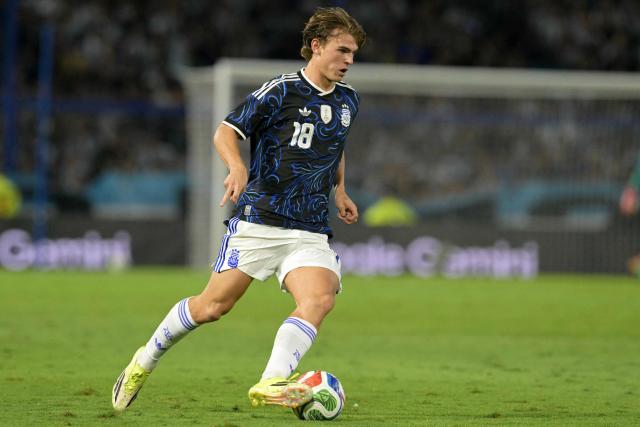 Argentina's midfielder #18 Nico Paz controls the ball during a friendly football match between Argentina and Zambia at La Bombonera stadium in Buenos Aires on March 31, 2026. (Photo by JUAN MABROMATA / AFP)