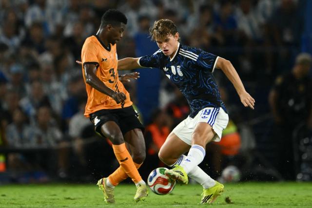 Zambia's midfielder #03 Obino Chisala and Argentina's midfielder #18 Nico Paz fight for the ball during a friendly football match between Argentina and Zambia at La Bombonera stadium in Buenos Aires on March 31, 2026. (Photo by Luis ROBAYO / AFP)
