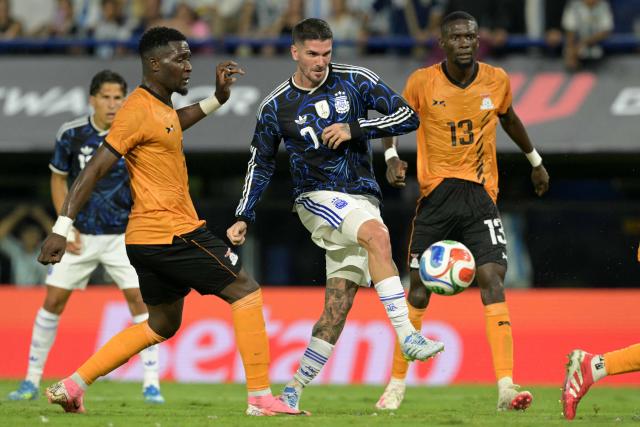 Argentina's midfielder #07 Rodrigo De Paul (C) kicks the ball during a friendly football match between Argentina and Zambia at La Bombonera stadium in Buenos Aires on March 31, 2026. (Photo by JUAN MABROMATA / AFP)