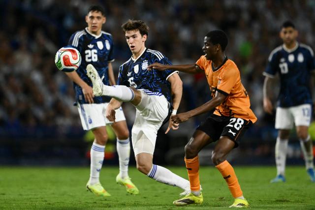 Argentina's midfielder #16 Maximo Perrone controls the ball past Zambia's midfielder #28 David Simukonda during a friendly football match between Argentina and Zambia at La Bombonera stadium in Buenos Aires on March 31, 2026. (Photo by Luis ROBAYO / AFP)