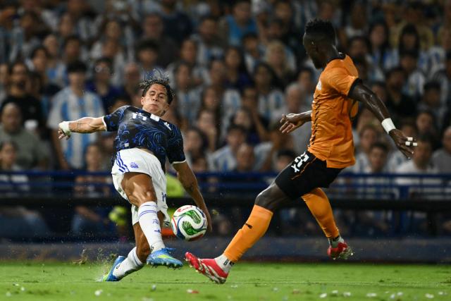 Argentina's midfielder #17 Giuliano Simeone (L) and Zambia's defender #21 Dominic Chanda (R) fight for the ball during a friendly football match between Argentina and Zambia at La Bombonera stadium in Buenos Aires on March 31, 2026. (Photo by Luis ROBAYO / AFP)
