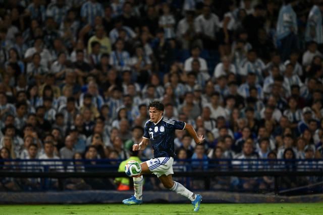 Argentina's midfielder #17 Giuliano Simeone runs with the ball during a friendly football match between Argentina and Zambia at La Bombonera stadium in Buenos Aires on March 31, 2026. (Photo by Luis ROBAYO / AFP)