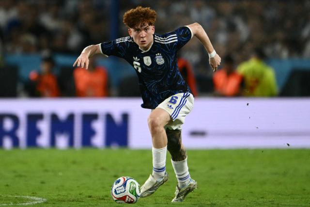 Argentina's defender #06 Valentin Barco runs with the ball during a friendly football match between Argentina and Zambia at La Bombonera stadium in Buenos Aires on March 31, 2026. (Photo by Luis ROBAYO / AFP)