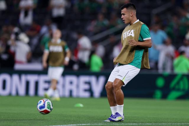 Bolivia's midfielder #08 Moises Villarroel warms up ahead of the 2026 FIFA World Cup qualifiers final playoff football match between Iraq and Bolivia at the BBVA Stadium in Guadalupe, Nuevo Leon state, Mexico, on March 31, 2026. (Photo by Julio Cesar AGUILAR / AFP)