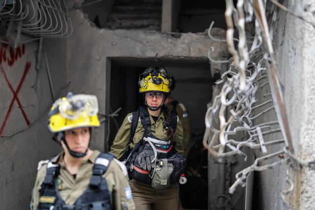 First respondres assess the damage at the scene of an impact following an Iranian strike over Bnei Brak in central Israel on April 1, 2026. The Israeli military said its air defences responded to a missile attack from Iran on April 1, with warning sirens activated across central Israel. (Photo by Marco Longari / AFP) / 