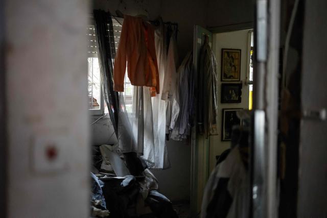 A photograph shows the damage at the scene of an impact following an Iranian strike over Bnei Brak in central Israel on April 1, 2026. The Israeli military said its air defences responded to a missile attack from Iran on April 1, with warning sirens activated across central Israel. (Photo by Marco Longari / AFP) / 