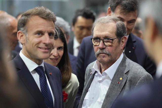 French President Emmanuel Macron (L) and French physicist Alain Aspect, who was awarded the 2022 Nobel Prize in Physics, visit the LIMMS facilities, in partnership with French CNRS International Research Laboratory, in Tokyo on April 1, 2026. (Photo by Ludovic MARIN / POOL / AFP)