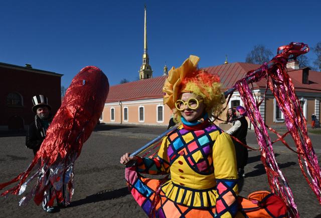 Clowns and mimes perform during April Fools' Day celebrations in Saint Petersburg, on April 1, 2026. (Photo by Olga MALTSEVA / AFP)