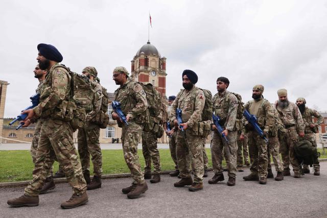 Soldiers from the Defence Sikh Network and British Army take part in Holla Mohalla, the annual Sikh military festival, celebrating Sikh martial traditions at the Royal Military Academy at Sandhurst on April 01, 2026. Participants took part in a soldier Role fitness test, traditional Sikh martial arts, traditional Sikh military games, and Rang colour powder throwing. The centuries old festival is held in the spirit of fierce but well natured competition and aims to promote courage, preparation, and readiness. Sikhs have been serving in the British Army since the 1800s. (Photo by Adrian DENNIS / AFP)