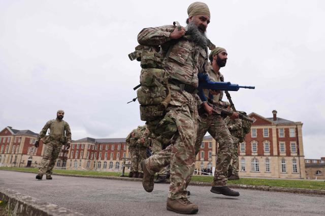 Soldiers from the Defence Sikh Network and British Army take part in Holla Mohalla, the annual Sikh military festival, celebrating Sikh martial traditions at the Royal Military Academy at Sandhurst on April 01, 2026. Participants took part in a soldier Role fitness test, traditional Sikh martial arts, traditional Sikh military games, and Rang colour powder throwing. The centuries old festival is held in the spirit of fierce but well natured competition and aims to promote courage, preparation, and readiness. Sikhs have been serving in the British Army since the 1800s. (Photo by Adrian DENNIS / AFP)