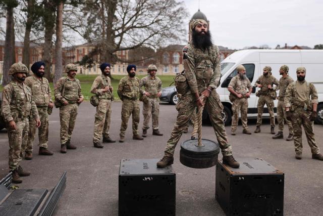 Soldiers from the Defence Sikh Network and British Army take part in Holla Mohalla, the annual Sikh military festival, celebrating Sikh martial traditions at the Royal Military Academy at Sandhurst on April 01, 2026. Participants took part in a soldier Role fitness test, traditional Sikh martial arts, traditional Sikh military games, and Rang colour powder throwing. The centuries old festival is held in the spirit of fierce but well natured competition and aims to promote courage, preparation, and readiness. Sikhs have been serving in the British Army since the 1800s. (Photo by Adrian DENNIS / AFP)