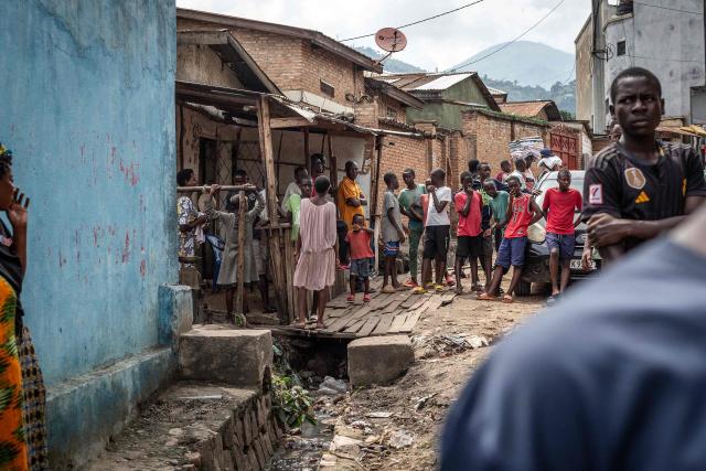 Residents gather to assess damage at the site where a person died following explosions after a fire at a military arsenal in the Musaga district of Bujumbura, on April 1, 2026. Explosions that ripped through the city of Bujumbura after a fire in a military arsenal have killed several dozen people in the Burundian economic capital, security sources told AFP on April 1, 2026.
The explosions erupted late on March 31, 2026 at the main ammunition depot of the Burundi National Defence Force (FDNB) in Musaga, a southern suburb of Bujumbura. (Photo by Fabrice Mbonankira / AFP)