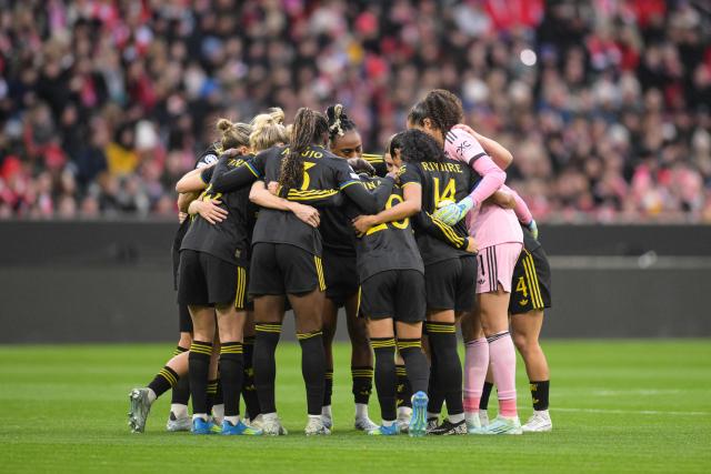 Manchester's team reacts prior to the UEFA Women's Champions League, Quarter Final second-leg football match between FC Bayern Munich and Manchester United in Munich on April, 1 2026. (Photo by Markus FISCHER / AFP)