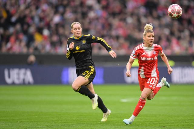 Manchester United's Swedish defender #05 Hanna Lundkvist (L) and Bayern Munich's German midfielder #10 Linda Dallmann vie for the ball during the UEFA Women's Champions League, Quarter Final second-leg football match between FC Bayern Munich and Manchester United in Munich on April, 1 2026. (Photo by Markus FISCHER / AFP)