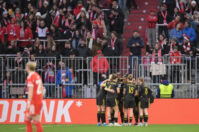 Manchester United's team celebrates the 0-1 during the UEFA Women's Champions League, Quarter Final second-leg football match between FC Bayern Munich and Manchester United in Munich on April, 1 2026. (Photo by Markus FISCHER / AFP)