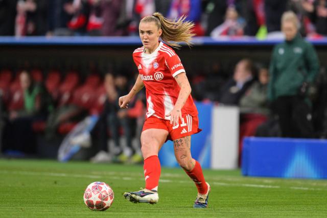 Bayern Munich's English midfielder #31 Georgia Stanway plays the ball during the UEFA Women's Champions League, Quarter Final second-leg football match between FC Bayern Munich and Manchester United in Munich on April, 1 2026. (Photo by Markus FISCHER / AFP)