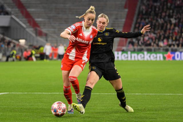 Bayern Munich's German defender #07 Giulia Gwinn (L) and Manchester United's Swedish defender #05 Hanna Lundkvist vie for the ball during the UEFA Women's Champions League, Quarter Final second-leg football match between FC Bayern Munich and Manchester United in Munich on April, 1 2026. (Photo by Markus FISCHER / AFP)
