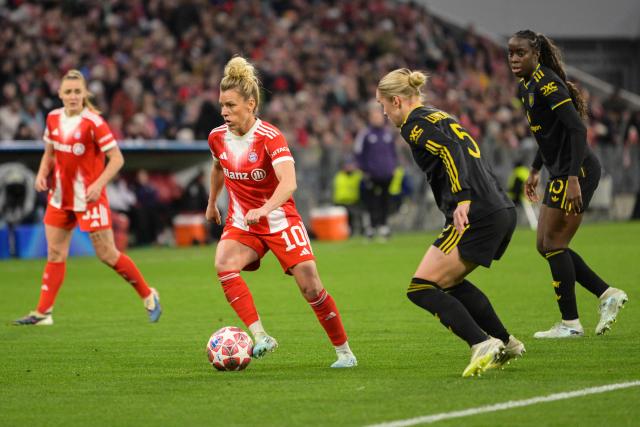 Bayern Munich's German midfielder #10 Linda Dallmann (C) plays the ball during the UEFA Women's Champions League, Quarter Final second-leg football match between FC Bayern Munich and Manchester United in Munich on April, 1 2026. (Photo by Markus FISCHER / AFP)